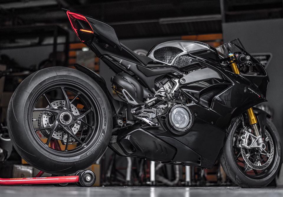 S v 4 2. Ducati Panigale v4 s черный. Ducati Panigale v4 Black. Ducati Panigale v4 r черный. Ducati Panigale черный.