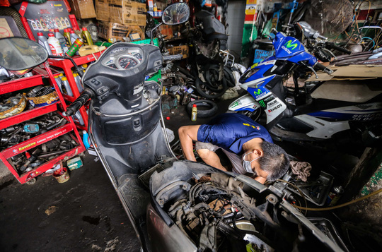 Các cửa hàng sửa chữa xe máy không đủ phụ tùng thay thế