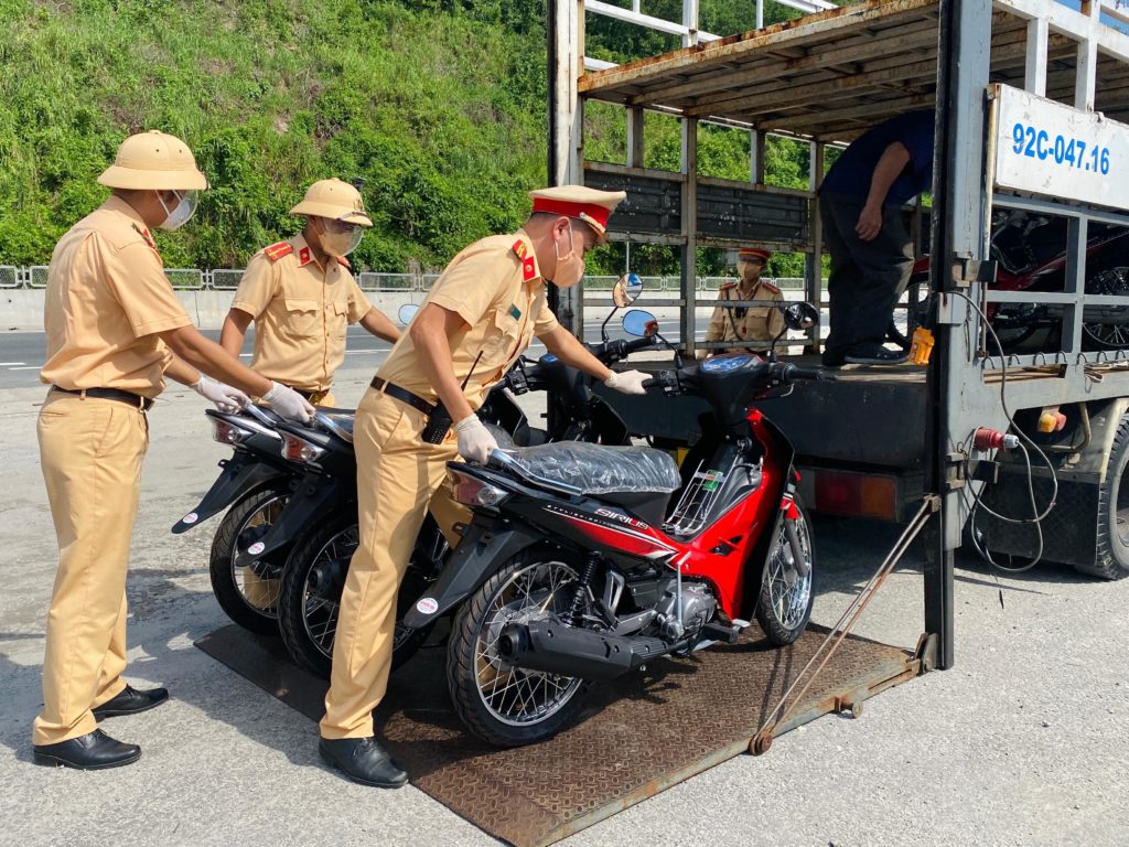 Lực lượng chức năng hỗ trợ vận chuyển xe máy miễn phí