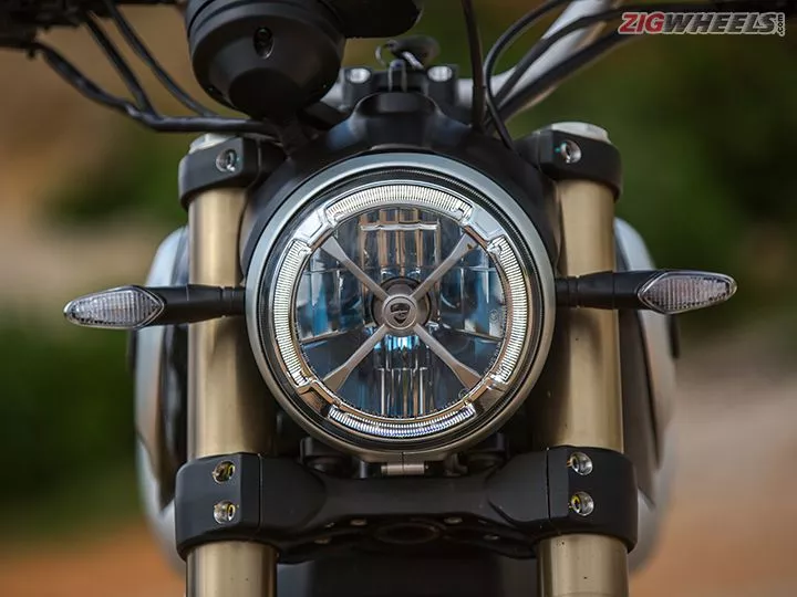 Đèn pha Ducati Scrambler 1100 có dạng chóa tròn cổ điển, với vòng sáng LED ban ngày bao quanh