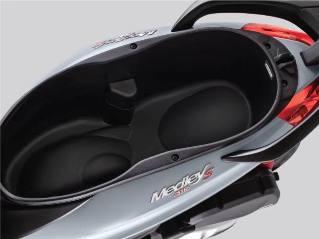 Cốp xe ga Piaggio Medley S 150 có thể chứa 2 mũ bảo hiểm 3/4