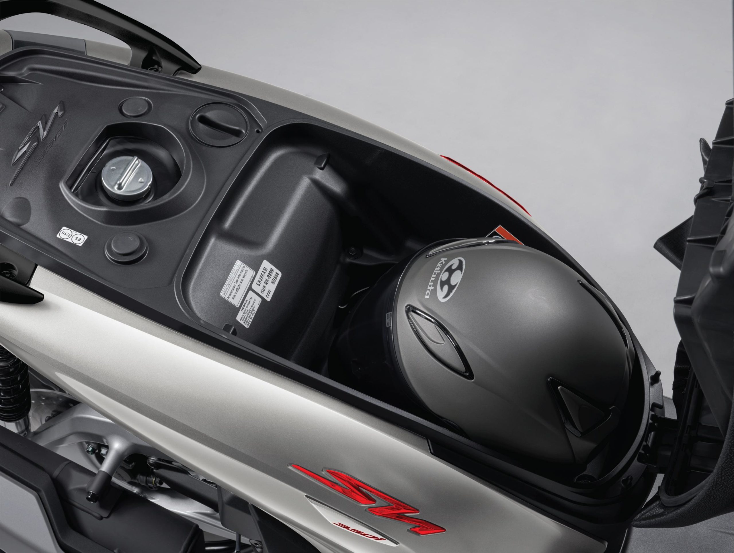 Cốp xe Honda SH 350i có thể chứa 1 mũ bảo hiểm cả đầu